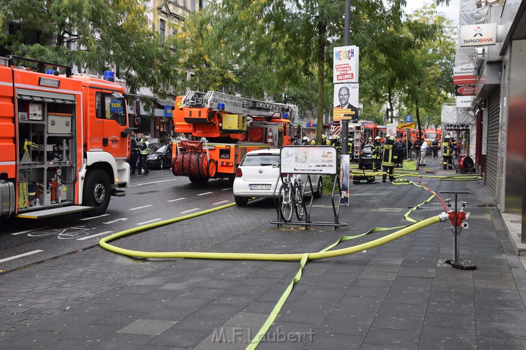 Feuer 2 Koeln Nippes Neusserstr P100.JPG - Miklos Laubert